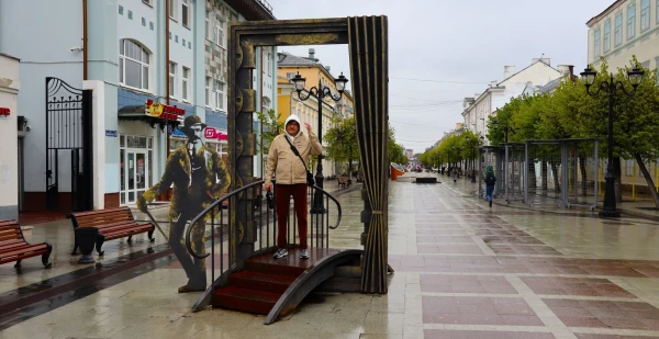 Памятник фотографу Ивану Тачалову установлен в Твери на пешеходной улице Трёхсвятской, напротив его бывшего фотоателье (пересечение Трёхсвятской и Новоторжской улиц). Арт-объект появился в декабре 2023 года по инициативе Центра развития экономики малых городов. Описание: памятник представляет собой гигантскую фоторамку, в которую можно «войти в кадр» и сделать фото с перспективой улицы. Рядом — фигура мастера. На памятнике есть вставки с фотографиями, которые подсвечиваются в тёмное время суток. На архивных ретро-фото — виды Твери начала ХХ века, портреты, сделанные в фотоателье И. Тачалова, и рекламные объявления.