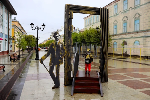 Памятник фотографу Ивану Тачалову установлен в Твери на пешеходной улице Трёхсвятской, напротив его бывшего фотоателье (пересечение Трёхсвятской и Новоторжской улиц). Арт-объект появился в декабре 2023 года по инициативе Центра развития экономики малых городов. Описание: памятник представляет собой гигантскую фоторамку, в которую можно «войти в кадр» и сделать фото с перспективой улицы. Рядом — фигура мастера. На памятнике есть вставки с фотографиями, которые подсвечиваются в тёмное время суток. На архивных ретро-фото — виды Твери начала ХХ века, портреты, сделанные в фотоателье И. Тачалова, и рекламные объявления.