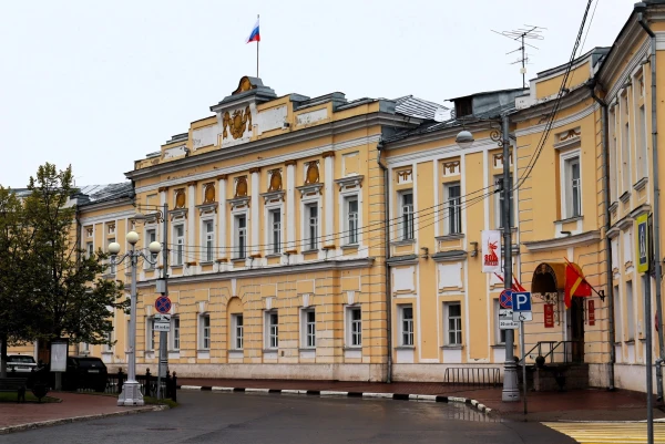 Тверь. Площадь Ленина. Изначально, на этом месте, предполагалось построить "Дворянский дом" по плану, составленному П.Р. Никитиным и утверждённому Екатериной II. Но, Я.Е. Сивере (Тверской генерал-губернатор) доложил императрице, что дворянство от постройки отказывается "за изнеможением". Вместо предполагаемого по плану Дворянского дома в 1779-1783 гг. возвели один из корпусов Присутственных мест, в котором разместились Тверское наместническое (позже губернское) правление и Казённая палата. Здание губернского правления сохраняло свои первоначальные функции вплоть до 1917 г. Во времена оккупации в здании находилась управа первого района немецкой комендатуры, которую позже вытеснило гестапо. Сейчас в здании располагается администрация города Твери. Возведено в 1778—1783 гг.