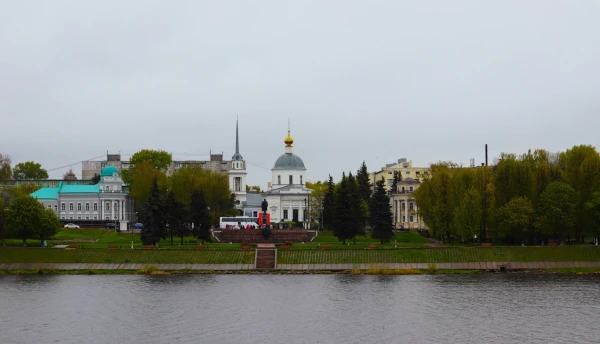 Тверь. Набережная Афанасия Никитина. Церковь Воскресения Христова Трех Исповедников. 