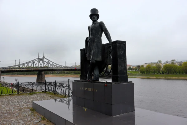 Тверь. Памятник А.С. Пушкину  Памятник Пушкину выполнен из бронзы, высота его 3,5 метра. Постамент выполнен из гранита высотой 0,7 метра. Установлен в 1974 г.  Автор Скульптор: О.К. Комов; архитекторы: Н.И. Комова, В.А. Фролов.