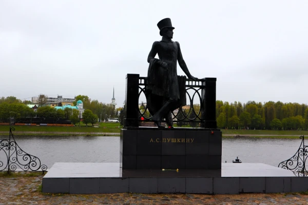 Тверь. Памятник А.С. Пушкину  Памятник Пушкину выполнен из бронзы, высота его 3,5 метра. Постамент выполнен из гранита высотой 0,7 метра. Установлен в 1974 г.  Автор Скульптор: О.К. Комов; архитекторы: Н.И. Комова, В.А. Фролов.