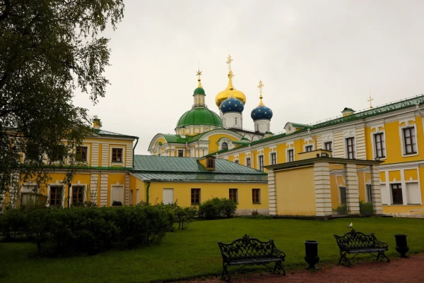 Тверь. Императорский Путевой дворец. Первоначальный комплекс дворца был выстроен в стиле барокко. Во второй половине 18 в. здание приобрело черты раннего классицизма. В 1941 году Императорский дворец сгорел, а в 1944-1948 гг. восстановлен под руководством архитекторов И.Е. Бондаренко, Н.Я. Колли и других. Построен в 1764-1765 гг.