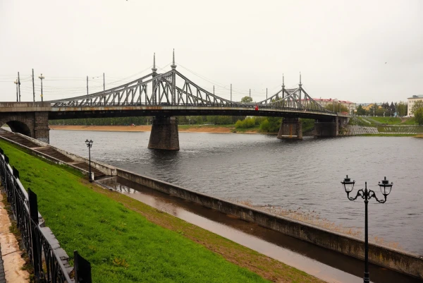 Старый Волжский мост  Первый постоянный мост через Волгу в Твери. Во время Второй мировой войны был взорван, после чего восстановлен. Тверской Старый мост является близнецом Моста Свободы в Будапеште, построенного в столице Венгрии в 1896 г. Построен в 1897-1900 гг.