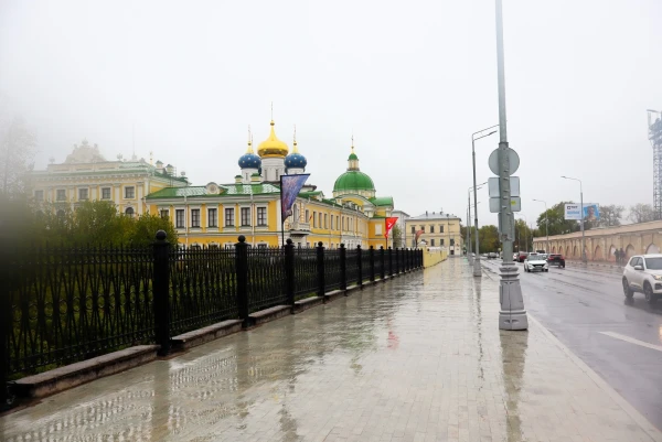 Тверь. Императорский Путевой дворец. Первоначальный комплекс дворца был выстроен в стиле барокко. Во второй половине 18 в. здание приобрело черты раннего классицизма. В 1941 году Императорский дворец сгорел, а в 1944-1948 гг. восстановлен под руководством архитекторов И.Е. Бондаренко, Н.Я. Колли и других. Построен в 1764-1765 гг.