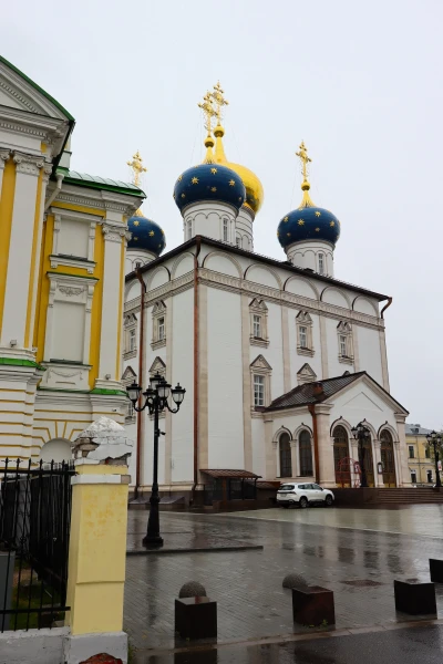 Спасо-Преображенский собор — православный храм в Твери, кафедральный собор Тверской епархии. Некоторые факты из истории собора: Первоначально построен из камня в 1285–1290 годах в честь Преображения Господня на территории Тверского кремля на правом берегу Волги. Перестроен в 14–16 веках, в 1689–1696 годах возведён заново в новых формах. Взорван в апреле 1935 года. Воссоздан в 2015–2024 годах в формах конца 17 века. В ноябре 2023 года установлен иконостас. Постоянные богослужения начались в январе 2024 года. 12 июня 2024 года в храм перенесена часть мощей святого Михаила Ярославича Тверского. 21 июля 2024 года патриарх Кирилл совершил чин великого освящения собора.