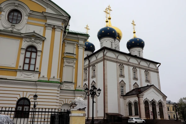 Спасо-Преображенский собор — православный храм в Твери, кафедральный собор Тверской епархии. Некоторые факты из истории собора: Первоначально построен из камня в 1285–1290 годах в честь Преображения Господня на территории Тверского кремля на правом берегу Волги. Перестроен в 14–16 веках, в 1689–1696 годах возведён заново в новых формах. Взорван в апреле 1935 года. Воссоздан в 2015–2024 годах в формах конца 17 века. В ноябре 2023 года установлен иконостас. Постоянные богослужения начались в январе 2024 года. 12 июня 2024 года в храм перенесена часть мощей святого Михаила Ярославича Тверского. 21 июля 2024 года патриарх Кирилл совершил чин великого освящения собора.