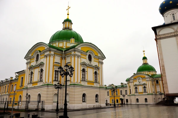 Тверь. Императорский Путевой дворец. Первоначальный комплекс дворца был выстроен в стиле барокко. Во второй половине 18 в. здание приобрело черты раннего классицизма. В 1941 году Императорский дворец сгорел, а в 1944-1948 гг. восстановлен под руководством архитекторов И.Е. Бондаренко, Н.Я. Колли и других. Построен в 1764-1765 гг.