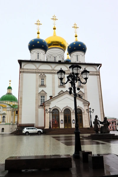 Спасо-Преображенский собор — православный храм в Твери, кафедральный собор Тверской епархии. Некоторые факты из истории собора: Первоначально построен из камня в 1285–1290 годах в честь Преображения Господня на территории Тверского кремля на правом берегу Волги. Перестроен в 14–16 веках, в 1689–1696 годах возведён заново в новых формах. Взорван в апреле 1935 года. Воссоздан в 2015–2024 годах в формах конца 17 века. В ноябре 2023 года установлен иконостас. Постоянные богослужения начались в январе 2024 года. 12 июня 2024 года в храм перенесена часть мощей святого Михаила Ярославича Тверского. 21 июля 2024 года патриарх Кирилл совершил чин великого освящения собора.