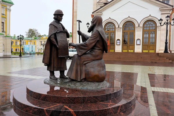 Памятник Михаилу Тверскому и святителю Симеону открыт 5 декабря 2023 года на Соборной площади перед Спасо-Преображенским собором в центре Твери. Скульптурная композиция изображает беседу тверского епископа Симеона с молодым князем Михаилом Тверским о построении в Твери первого каменного храма, который был возведён в 1285 году. 14-летний Михаил Тверской держит в руках свиток с проектом храма, а Симеон, сидя на камне, указывает место для его строительства и благословляет постройку. На свитке, кроме изображения собора, располагается надпись: «Не нам, не нам, но имени Твоему слава» (113 псалом Давида). Автор памятника — скульптор, заслуженный художник РФ Юрий Хмелевской.
