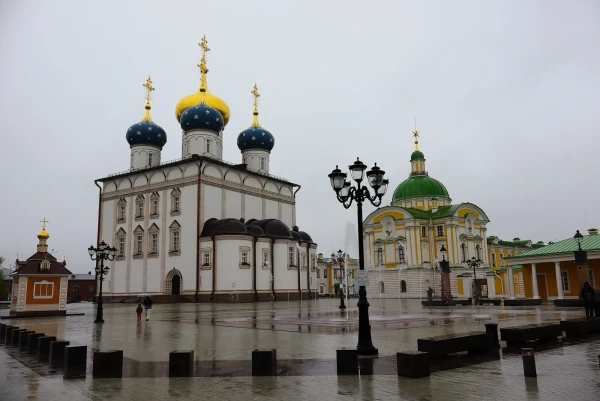 Спасо-Преображенский собор — православный храм в Твери, кафедральный собор Тверской епархии. Некоторые факты из истории собора: Первоначально построен из камня в 1285–1290 годах в честь Преображения Господня на территории Тверского кремля на правом берегу Волги. Перестроен в 14–16 веках, в 1689–1696 годах возведён заново в новых формах. Взорван в апреле 1935 года. Воссоздан в 2015–2024 годах в формах конца 17 века. В ноябре 2023 года установлен иконостас. Постоянные богослужения начались в январе 2024 года. 12 июня 2024 года в храм перенесена часть мощей святого Михаила Ярославича Тверского. 21 июля 2024 года патриарх Кирилл совершил чин великого освящения собора.