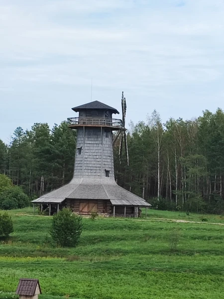 дальняя ветряная мельница