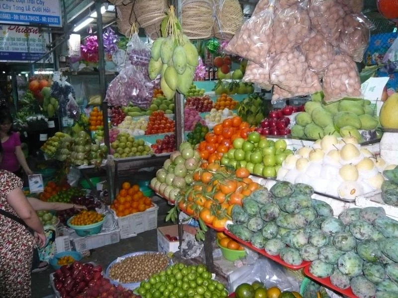 Экзотические фрукты на рынке