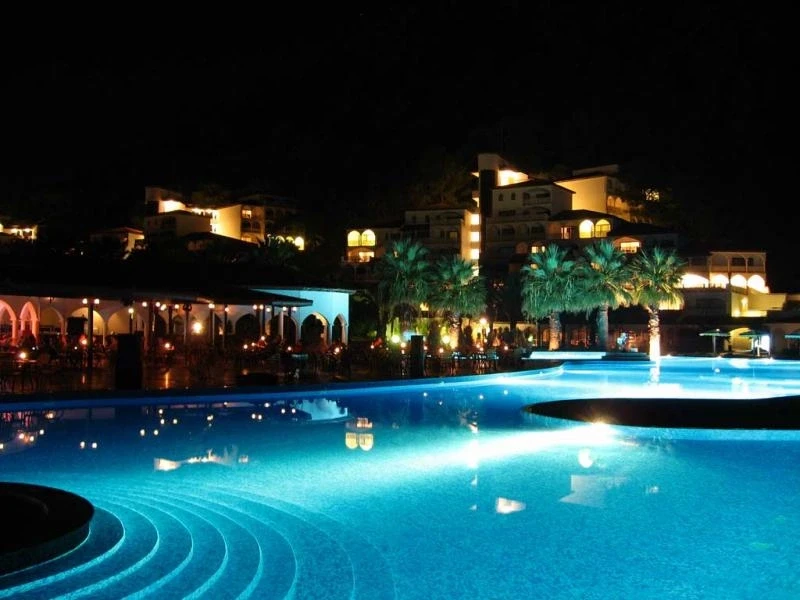 Бассейн и pool-bar ночью