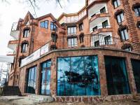 Gold Hotel