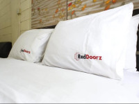 RedDoorz Near Teras Kota