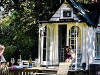Follow the White Wabbit