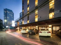 Ratchada Point Hotel 