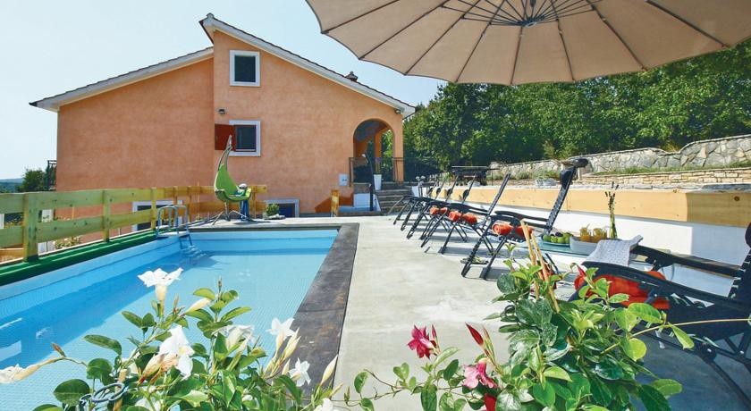 Tinjan 34 with Outdoor Swimmingpool Holiday Home 