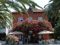 Le Petit Chateau