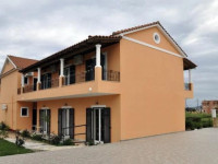 Makis Studios & Apartments
