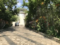 Bajo Guest House 3*
