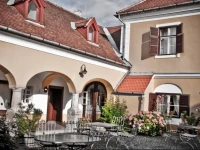 GombГЎs KГєria Mansion B&B 