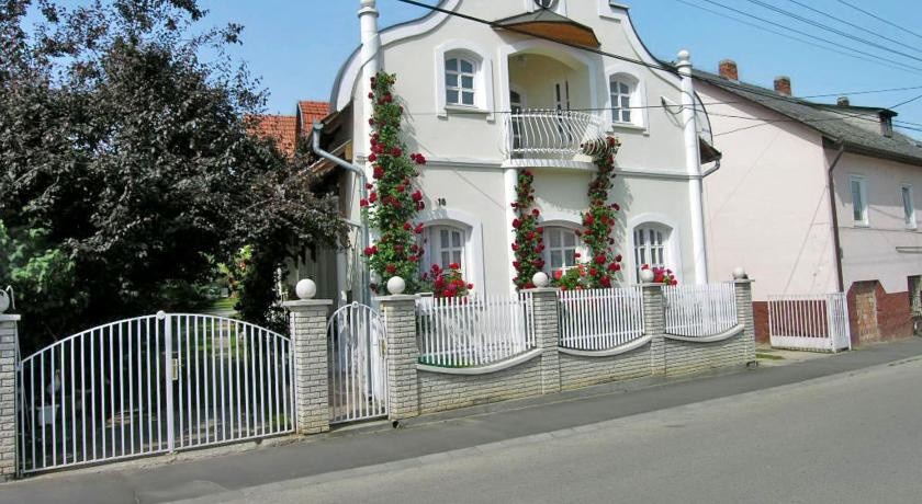 Two-Bedroom Apartment Balatonlelle near Lake 