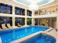 Queens Court Hotel & Residence 