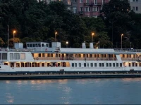 Boat Hostel Fortuna 