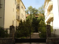 Home Away Apartment 