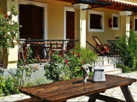 Theocharis Apartments 