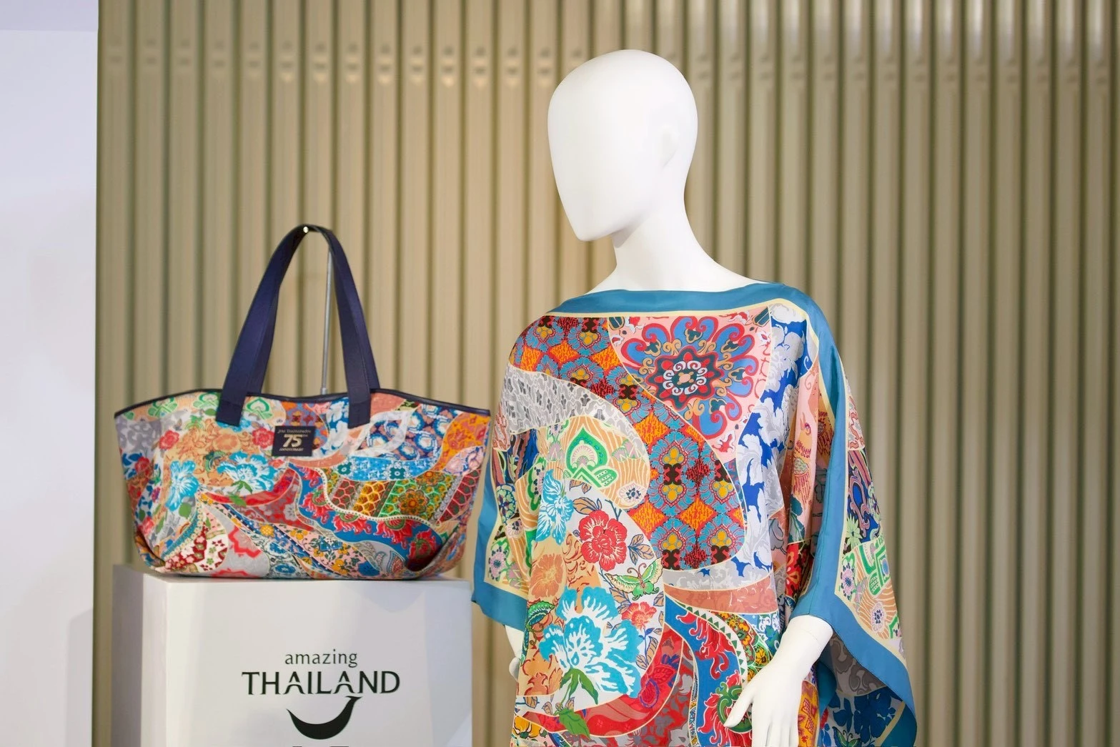 Коллекция Amazing Thailand x Jim Thompson продвигает тайский шёлк в концепции изысканных путешествий