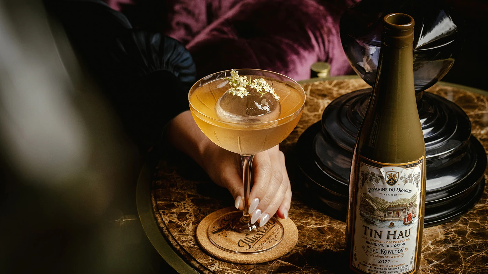 Выбери бутылку, найди истину: Caprice Bar в Four Seasons Hotel Hong Kong запускает новое коктейльное меню «Illusion»