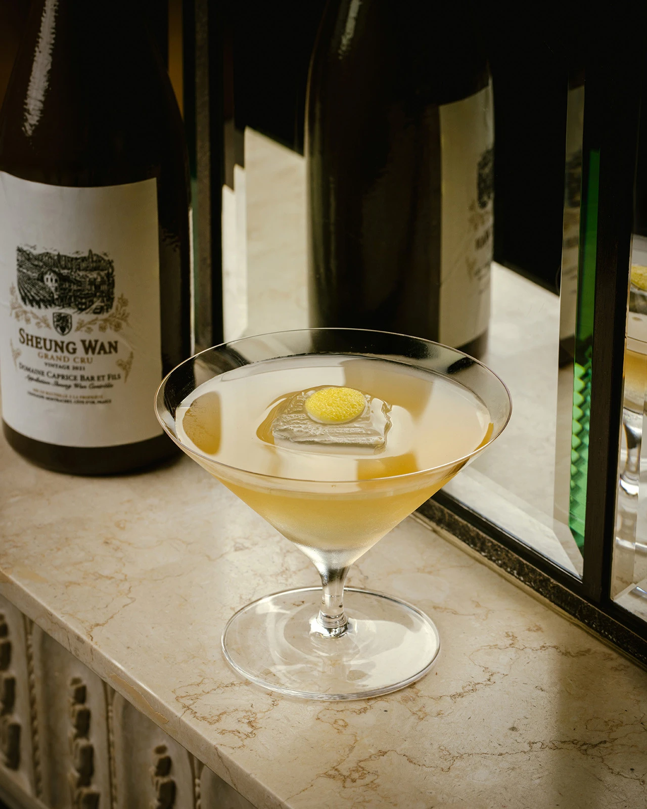 Выбери бутылку, найди истину: Caprice Bar в Four Seasons Hotel Hong Kong запускает новое коктейльное меню «Illusion»