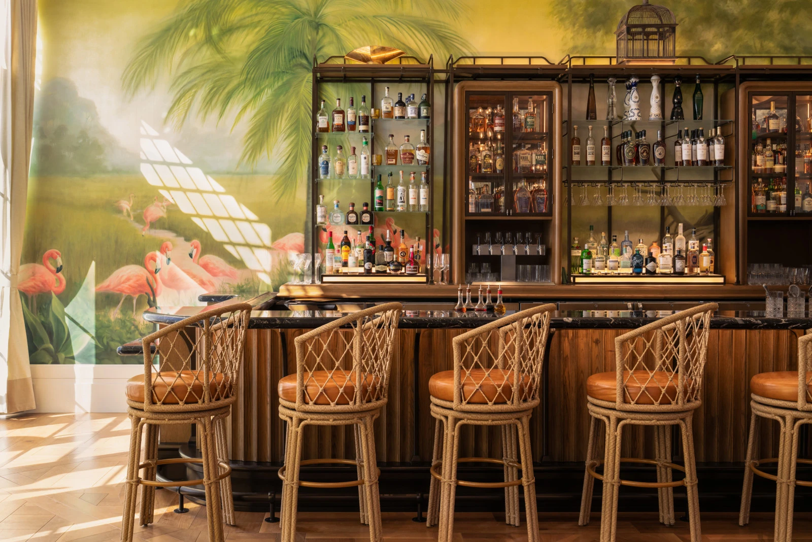 Ресторан The Merchant Room в Naples Beach Club, курорте Four Seasons, удостоен награды Wine Spectator Award of Excellence