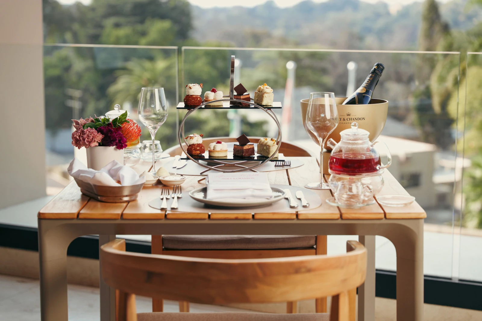 Four Seasons Hotel The Westcliff Johannesburg запускает шампанский «Послеобеденный чай» в новом лобби-баре