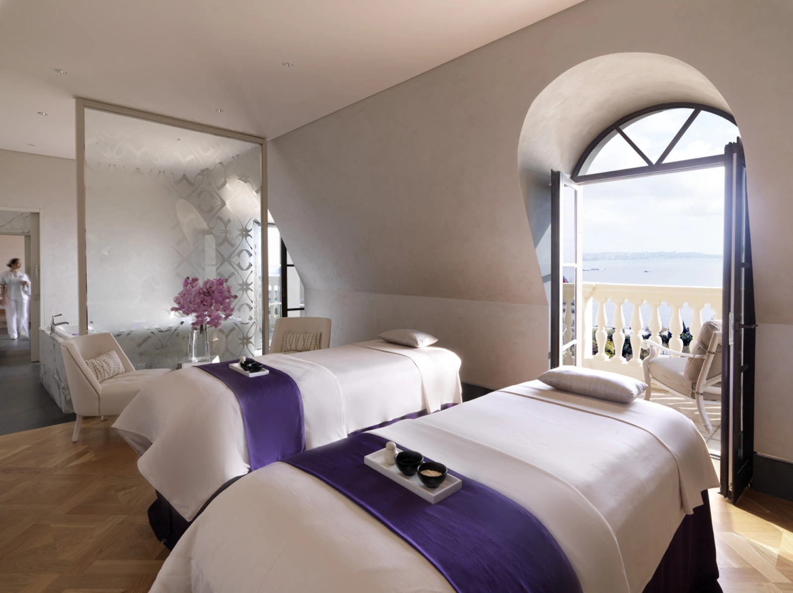 Над гонкой: Шампанский люкс с видом на трассу в Four Seasons Hotel Baku