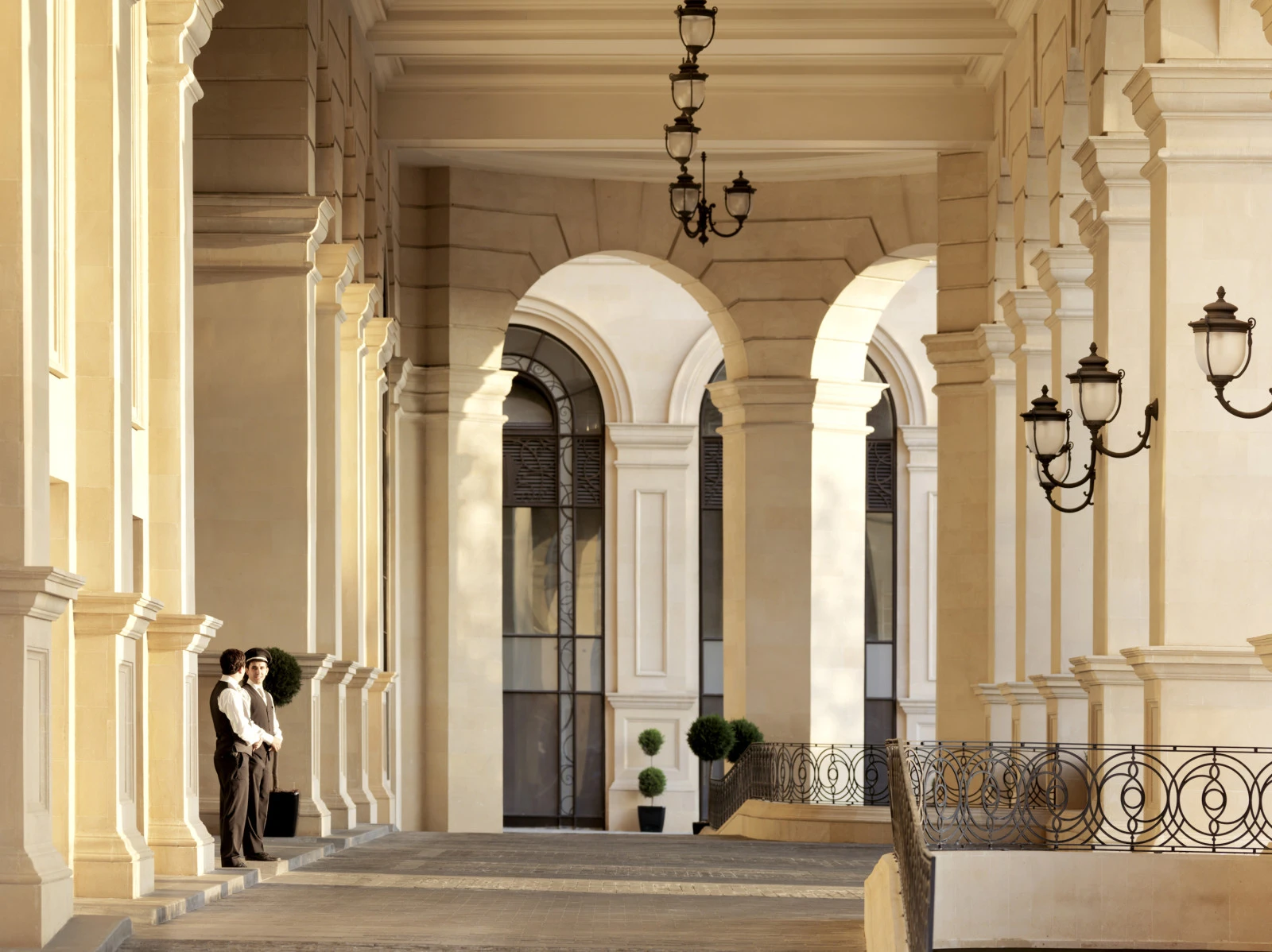 Над гонкой: Шампанский люкс с видом на трассу в Four Seasons Hotel Baku