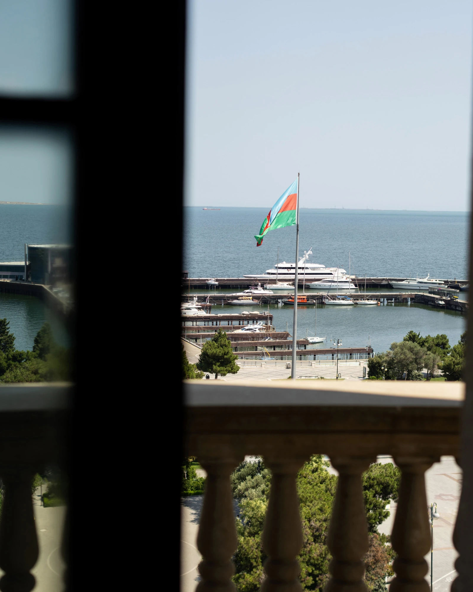 Над гонкой: Шампанский люкс с видом на трассу в Four Seasons Hotel Baku