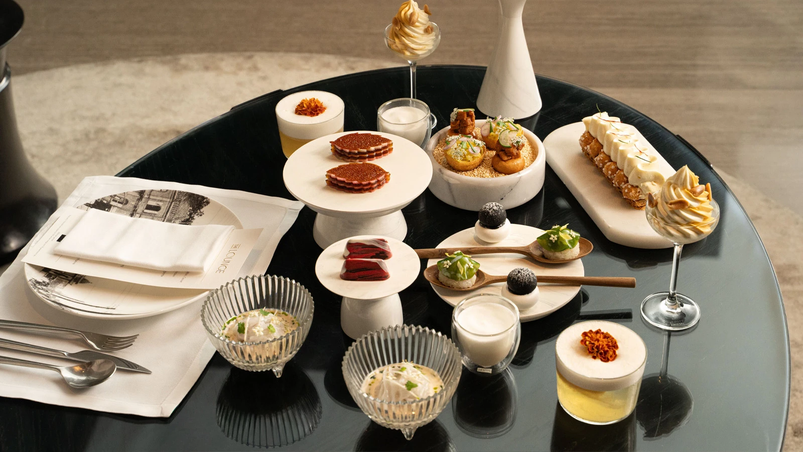 Отель Four Seasons в Бангкоке представил новый «Thai Flavours Afternoon Tea» в лаундже The Lounge совместно с шеф-поваром Чали Кадером