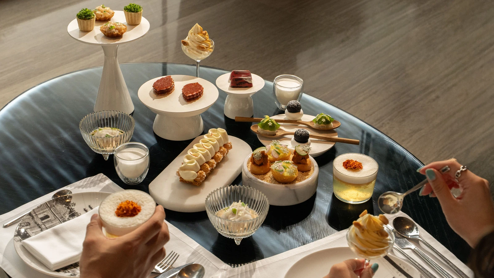 Отель Four Seasons в Бангкоке представил новый «Thai Flavours Afternoon Tea» в лаундже The Lounge совместно с шеф-поваром Чали Кадером