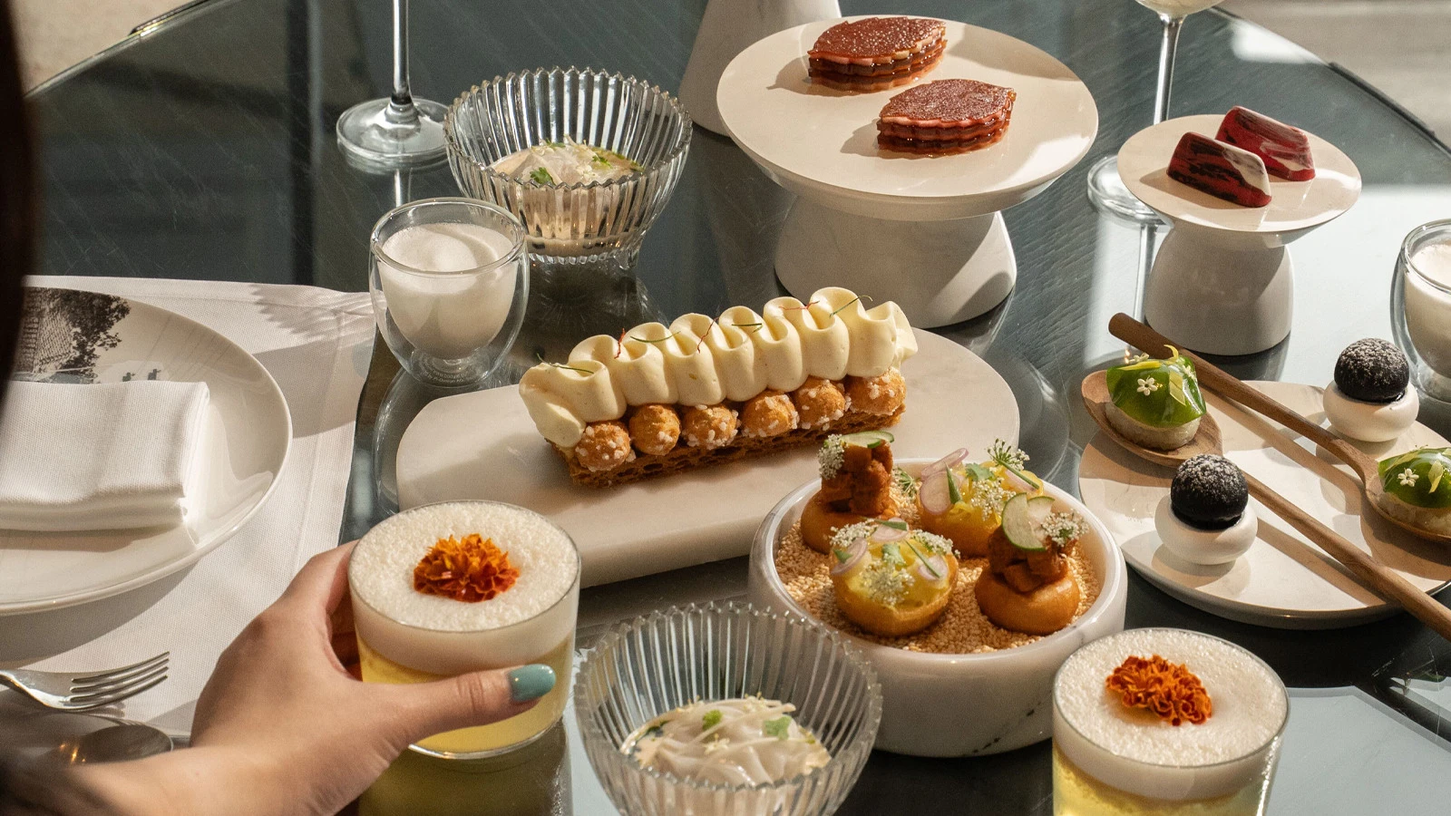 Отель Four Seasons в Бангкоке представил новый «Thai Flavours Afternoon Tea» в лаундже The Lounge совместно с шеф-поваром Чали Кадером