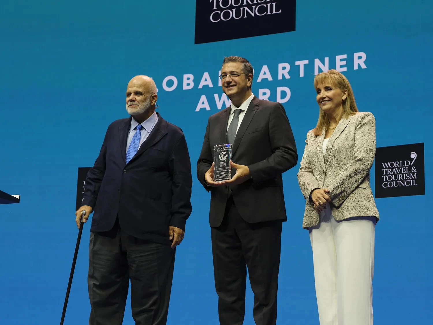 WTTC вручил награду Global Partner Award Апостолосу Цицикостасу — первому еврокомиссару по туризму