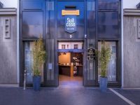  Best Western Plus Suitcase Paris La Defense