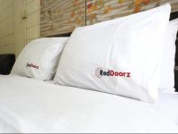  RedDoorz Near Teras Kota