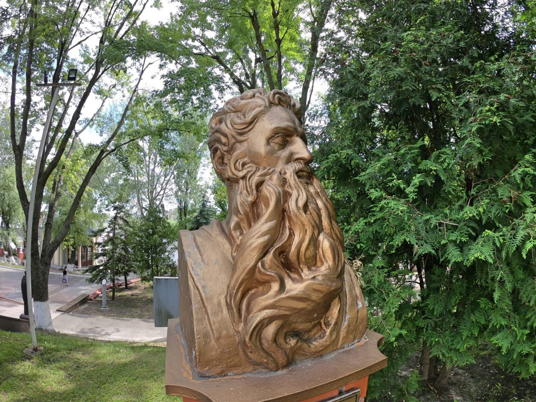 Памятник Моисею на территории МАУП