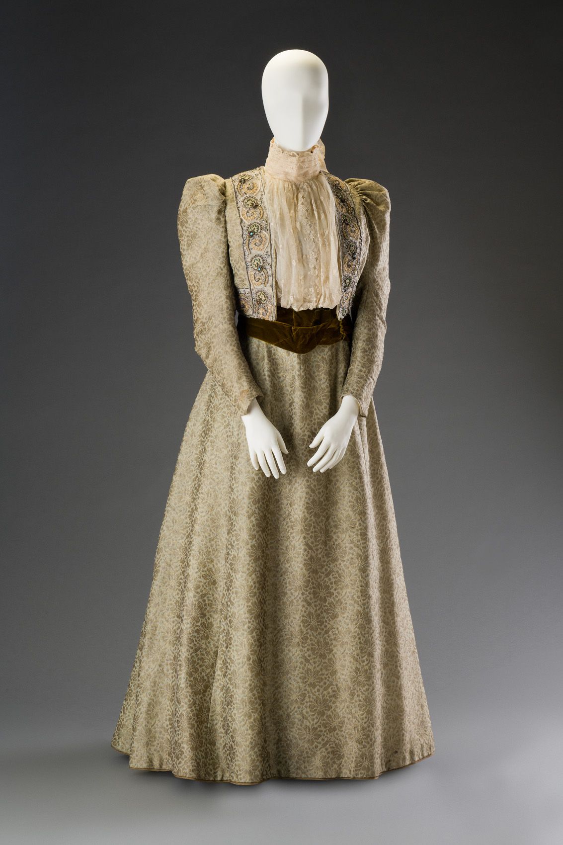 Выставка ИСКУССТВО, ЖИЗНЬ в музее декоративно-прикладного искусства