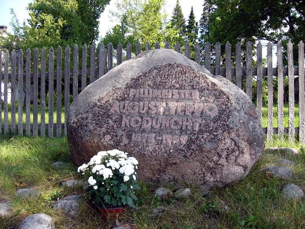 Памятный камень мастеру по изготовлению гармоник Аугусту Теппо