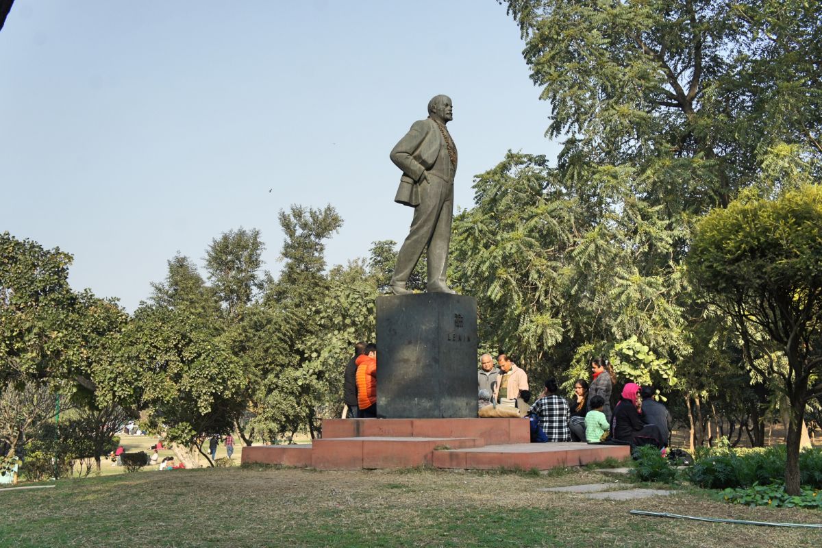 Памятник Ленину в Парке Неру